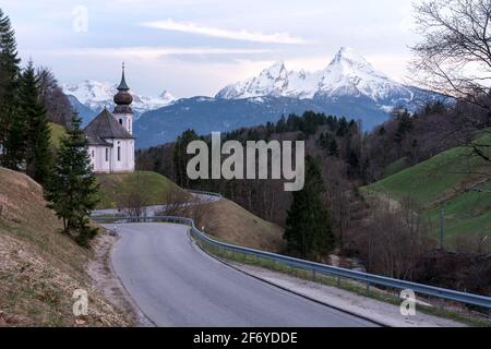 Bergkirche Maria Gern bei Berchtesgaden in Bayern mit Straße Und Berg im Bild bei schönem Sonnenuntergang in friedlich Natur Stockfoto