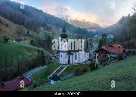 Bergkirche Maria Gern bei Berchtesgarden in Bayern bei Sonnenuntergang Mit goldenem Licht in den Bergen dahinter Stockfoto