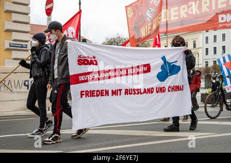 SDAJ mit Transsperent: „ Deutschland raus aus der NATO! Frieden mit Russland und China! Hundert Menschen sammeln sich am 3. April 2021 in München, um gegen Krieg und Aufrüstung und für eine atomwaffenfreie Welt zu demonstrieren. QUERDENKEN Gruppen hatten im Vorfeld dazu aufgerufen, den traditionellen Ostermarsch zu infiltrieren, die Veranstalter schlossen diese aber aus, so dass ohne Probleme demonstriert werden konnte. * SDAJ mit Transparent mit der Aufschrift: " Deutschland aus der NATO! Frieden mit Russland und China! Am 3 2021. April versammelten sich Hunderte in München, Deutschland, um gegen den Krieg zu protestieren Stockfoto