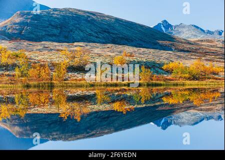 Herbstspiegelung am See in der Berglandschaft, Norwegen. Stockfoto