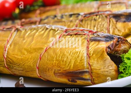 Leckeren geräucherten Fisch auf einer Platte Stockfoto