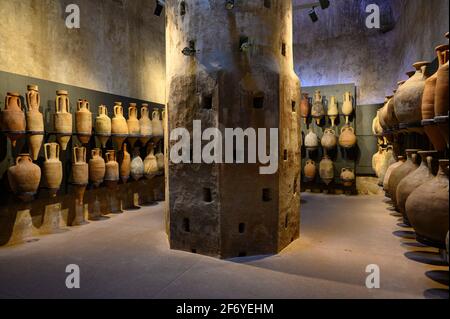 Rom. Italien. Sammlung von verschiedenen antiken römischen Amphoren, ausgestellt im Museum der Kaiserlichen Foren auf den Trajansmärkten (Museo dei Fori Imperiali Stockfoto