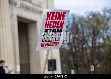 Demonstratin hält ein Schild mit der Aufschrift: ' Keine neuen Atom Raketen in Europa! Hundert Menschen sammeln sich am 3. April 2021 in München, um gegen Krieg und Aufrüstung und für eine atomwaffenfreie Welt zu demonstrieren. QUERDENKEN Gruppen hatten im Vorfeld dazu aufgerufen, den traditionellen Ostermarsch zu infiltrieren, die Veranstalter schlossen diese aber aus, so dass ohne Probleme demonstriert werden konnte. * Protestor mit Schild mit der Aufschrift: "Keine neuen Atomwaffen in Europa! Am 3 2021. April versammelten sich Hunderte in München, Deutschland, um gegen Krieg und Bewaffnung zu protestieren und Stockfoto