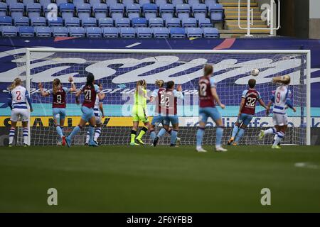 Reading, Großbritannien. April 2021. West Hams erstes Tor beim FA WSL-Spiel zwischen dem FC Reading und West Ham United im Madejski-Stadion in Reading, England Quelle: SPP Sport Pressefoto. /Alamy Live News Stockfoto