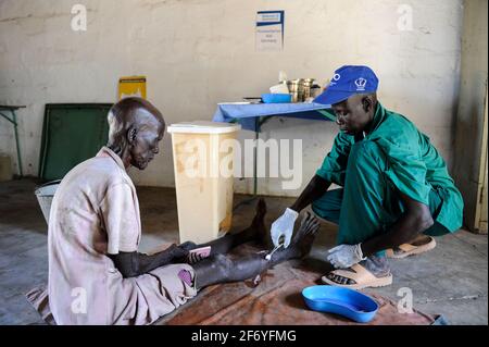 SÜDSUDAN, Cuibet, ländliche Gesundheitsstation in Agangrial, Patient mit Beinwunde / VERKLAGT-SUDAN, laendliche Gesundheitsstation Agangrial im Kreis Cuibet Stockfoto