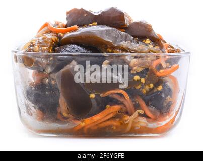 Gerösteter und marinierter Gemüsesalat mit Karotten in einer Glasschale Stockfoto