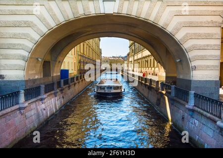 ST. PETERSBURG, Russland - 10. Juli 2016: zu Fuß Boot bewegt sich durch einen schmalen Kanal in der Nähe der Eremitage, St. Petersburg, Russland. Stockfoto