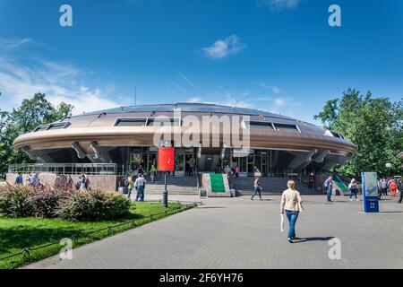 SANKT PETERSBURG, RUSSLAND - 11. JULI 2016: Eingang zur U-Bahnstation 'Gorky', St. Petersburg, Russland Stockfoto