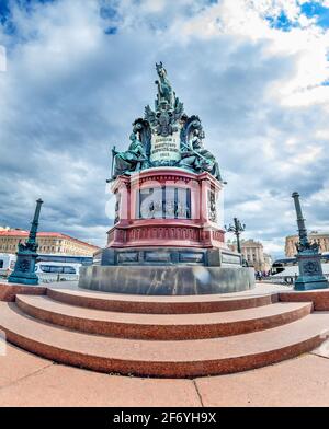 ST. PETERSBURG, RUSSLAND - 29. MAI 2017: Das Denkmal für Nikolaus I. ist ein bronzefarbenes Reiterdenkmal auf dem Isaaksplatz , französischer Bildhauer Auguste de Stockfoto