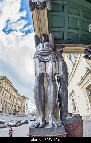 ST. PETERSBURG, RUSSLAND - 29. MAI 2017: Der Portikus der Neuen Eremitage ist vom Bildhauer A. I. Terebenev mit 10 Figuren der Atlanter geschmückt Stockfoto