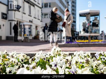 03. April 2021, Schleswig-Holstein, Westerland/Sylt: Urlauber mit Mundnasenschutz stehen in der Fußgängerzone der Innenstadt von Westerland. Foto: Axel Heimken/dpa Stockfoto