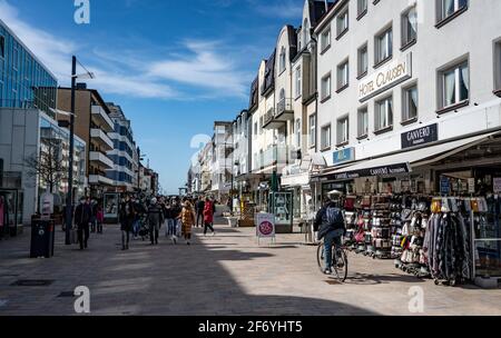 03. April 2021, Schleswig-Holstein, Westerland/Sylt: Menschen gehen in der hellen Sonne auf der Friedrichstraße in Westerland. Foto: Axel Heimken/dpa Stockfoto