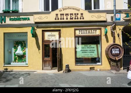 Odessa, Ukraine - APR 27, 2019: Apotheke in der Deribasovskaya-Straße in Odessa, Ukraine mit der Ankündigung: Sie verkauft Körner des Glücks, der Liebe und des Goos Stockfoto