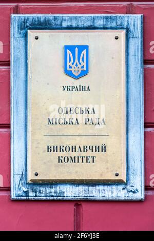 Odessa, Ukraine - APR 27, 2019: Zeichen des Exekutivkomitees des Stadtrates (Gemeinde) in Odessa, Ukraine Stockfoto