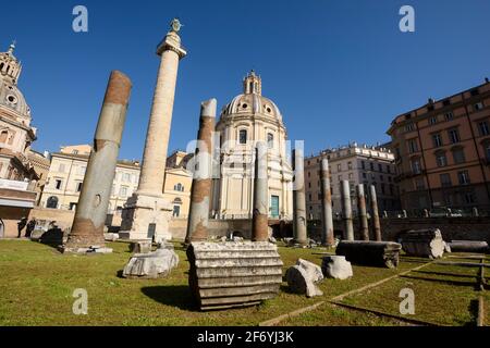 Rom. Italien. Forum von Trajan (Foro di Traiano), die Granitsäulen der Basilika Ulpia stehen im Vordergrund, die Säule von Trajan (AD 113) behin Stockfoto