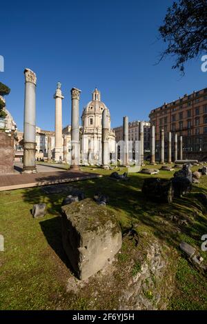 Rom. Italien. Forum von Trajan (Foro di Traiano), die Granitsäulen der Basilika Ulpia stehen im Vordergrund, die Säule von Trajan (AD 113) behin Stockfoto