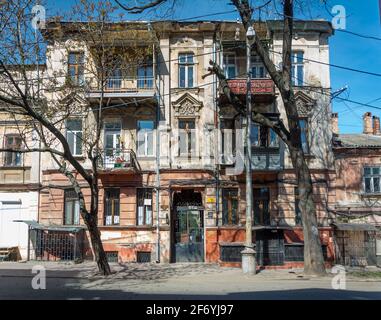 Odessa, Ukraine - APR 28, 2019: Typisches malerisches Mietshaus in Odessa, Ukraine Stockfoto