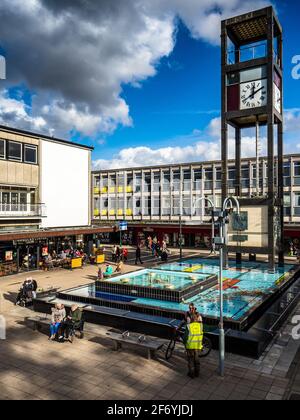 Stevenage neue Stadtzentrum - Clock Tower in Stevenage Stadtplatz Fußgängerzone errichtet, 1959 eröffnet. Grad II aufgeführt. Stockfoto