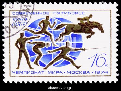 MOSKAU, RUSSLAND - 11. JANUAR 2021: Briefmarke gedruckt in der UdSSR (Russland) gewidmet 20. World Modern Pentathlon Championship, Moskau, Serie, um 1 Stockfoto