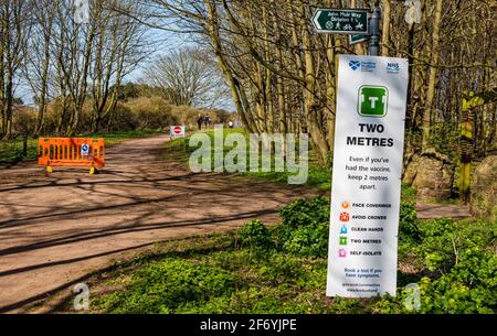 East Lothian, Schottland, Großbritannien, 3. April. 2021. UK Wetter: Sonnenschein am Yellowcraig Strand. Die warme Sonne am Osterfeiertagswochenende bringt die Menschen während der Covid-19-Pandemie in die Natur. Es ist eine neue Mitteilung erschienen, in der die Menschen aufgefordert werden, die soziale Distanz aufrechtzuerhalten, selbst wenn sie eine Impfung erhalten haben Stockfoto