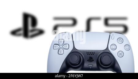 PS5-Gamepad-Banner mit defokussertem playstation-Logo. Schwarz-weißer playstation 5-Controller mit Branding-Name auf der Rückseite. Stockfoto