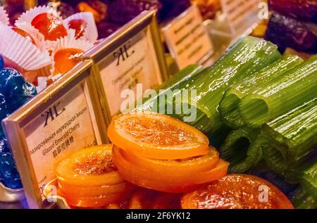 ST. PETERSBURG, RUSSLAND - 31. MAI 2017: Orientalische Süßigkeiten, türkischer Genuss, Halva, kandierte Früchte Stockfoto