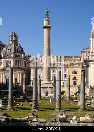 Rom. Italien. Forum von Trajan (Foro di Traiano), die Granitsäulen der Basilika Ulpia stehen im Vordergrund, die Säule von Trajan (AD 113) behin Stockfoto