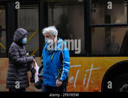 Kiew, Ukraine. April 2021. Menschen, die als vorbeugende Maßnahme gegen die Ausbreitung von covid-19 Masken tragen, gehen in Kiew durch die Straßen.in der Ukraine wurden am Morgen des 3. April 20,341 neue Fälle von COVID-19-Infektionen bestätigt, was ein weiterer Rekord für die Anzahl der Fälle pro Tag ist. Die größte Zahl der bestätigten Fälle wurde am vergangenen Tag in Kiew registriert, sowie in den Regionen Lviv, Odessa, Charkow und Dnepropetrovsk. Kredit: Sergei Chuzavkov/SOPA Images/ZUMA Wire/Alamy Live Nachrichten Stockfoto