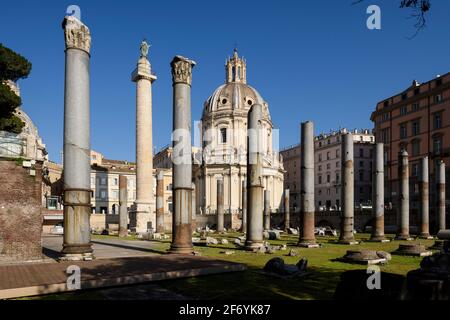 Rom. Italien. Forum von Trajan (Foro di Traiano), die Granitsäulen der Basilika Ulpia stehen im Vordergrund, die Säule von Trajan (AD 113) behin Stockfoto