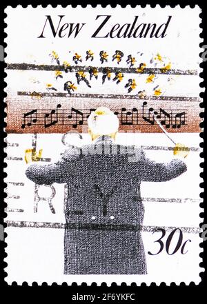 MOSKAU, RUSSLAND - 18. JANUAR 2021: Briefmarke gedruckt in Neuseeland zeigt Dirigent, Musikserie, um 1986 Stockfoto