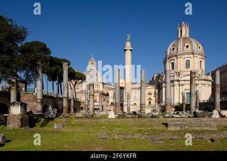 Rom. Italien. Forum von Trajan (Foro di Traiano), die Granitsäulen der Basilika Ulpia stehen im Vordergrund, die Säule von Trajan (AD 113) behin Stockfoto