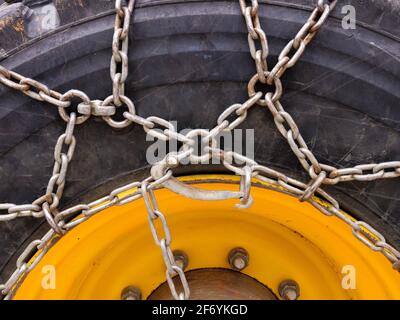 Traktorrad mit Schneeketten, Nahaufnahme. Stockfoto