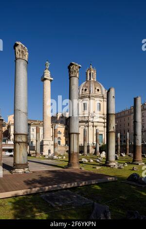 Rom. Italien. Forum von Trajan (Foro di Traiano), die Granitsäulen der Basilika Ulpia stehen im Vordergrund, die Säule von Trajan (AD 113) behin Stockfoto