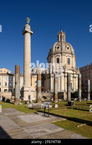 Rom. Italien. Forum von Trajan (Foro di Traiano), die Granitsäulen der Basilika Ulpia stehen im Vordergrund, die Säule von Trajan (AD 113) behin Stockfoto