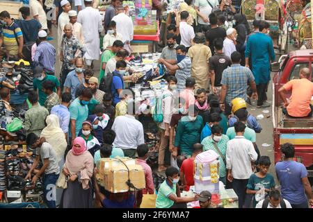 Dhaka, Bangladesch. April 2021. Menschen in Bangladesch drängen auf einen Markt, ohne sich um physische Distanzierungen zu kümmern, die für die Kontrolle der Ausbreitung des Coronavirus (COVID-19) entscheidend sind, in Dhaka, Bangladesch, 3. April 2021. Die Regierung von Bangladesch hat am Samstag beschlossen, eine Woche lang landesweit ab Montag eine Sperre zu verhängen, da Covid-19-Fälle und Todesfälle im ganzen Land anstiegen. Bangladesch meldete am Freitag 6,830 neue Fälle des Coronavirus, die höchste Zahl seit einem Tag, was die Zahl der Infektionen auf 624,594 annahm. Die Zahl der Todesopfer stieg nach Angaben der Regierung in 24 Stunden um 50 auf 9,155. (Bild: Stockfoto