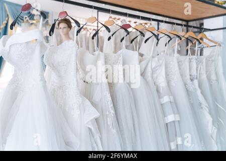 Brautkleid, Weiße Brautkleider im Kleiderladen Stockfoto