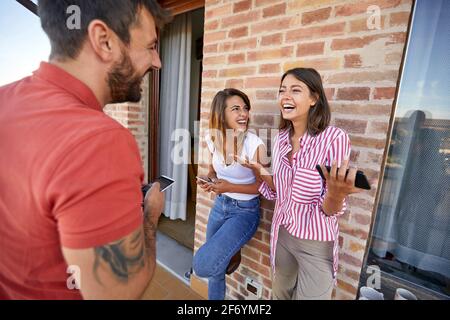 Eine Gruppe von Studenten, die in der Pause aushängen Stockfoto