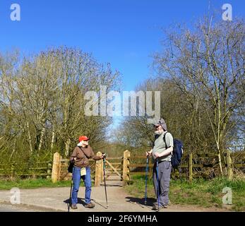 Zwei ältere Männer unterhalten sich neben dem Sett Valley Trail, der zwischen New Mills und Hayfield in Derbyshire verläuft. Stockfoto