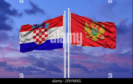 Kroatien und Montenegro Flagge im Wind gegen Weiße bewölkt blauer Himmel zusammen. Diplomatie Konzept, internationale Beziehungen. Stockfoto