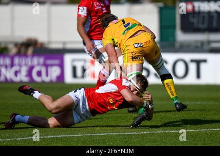 Monigo Stadium, Treviso, Italien. April 2021. Michele Lamaro (Benetton Treviso) in Angriff genommen von Loris Zarantonello (Agen) während Benetton Treviso gegen SUA LG Agen, Rugby Challenge Cup - Foto Ettore Griffoni/LM Credit: LiveMedia/Alamy Live News Stockfoto