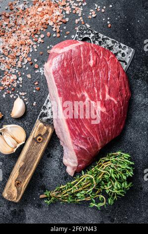 Frisch Raw Roh Rumpsteak, geschnitten oder Top-Sirloin-Cap-Steak auf dem Metzgerspalter. Schwarzer Hintergrund. Draufsicht Stockfoto