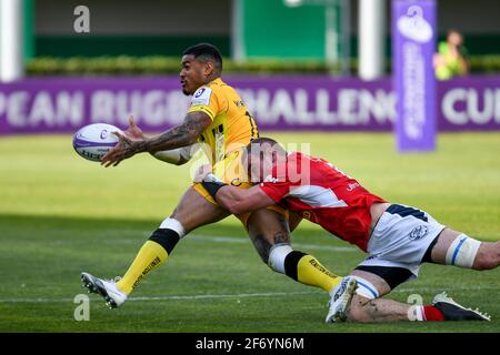 Monigo Stadium, Treviso, Italien. April 2021. Monty Ioane (Benetton Treviso) von Romain Briatte (Agen) während Benetton Treviso gegen SUA LG Agen, Rugby Challenge Cup - Foto Ettore Griffoni/LM Credit: LiveMedia/Alamy Live News Stockfoto