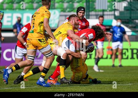 Monigo Stadium, Treviso, Italien. April 2021. Malino Vanai (Agen) von Irné Herbst (Benetton Treviso) während Benetton Treviso gegen SUA LG Agen, Rugby Challenge Cup - Foto Ettore Griffoni/LM Credit: LiveMedia/Alamy Live News Stockfoto