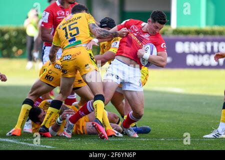 Monigo Stadium, Treviso, Italien. April 2021. Noel Reid (Agen) hielt von Jayden Hayward (Benetton Treviso) während Benetton Treviso gegen SUA LG Agen, Rugby Challenge Cup - Foto Ettore Griffoni/LM Credit: LiveMedia/Alamy Live News Stockfoto