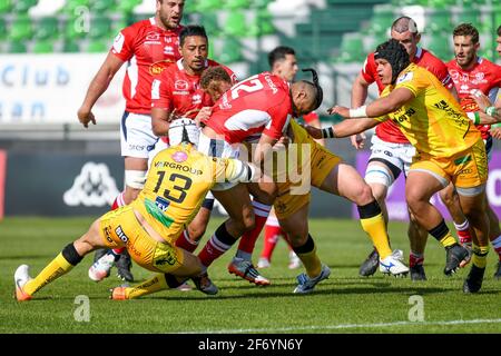 Monigo Stadium, Treviso, Italien. April 2021. Sam Vaka (Agen) wurde von Ignacio Brex (Benetton Treviso) und Tomas Baravalle (Benetton Treviso) während Benetton Treviso gegen SUA LG Agen, Rugby Challenge Cup, angegangen - Foto Ettore Griffoni/LM Credit: LiveMedia/Alamy Live News Stockfoto