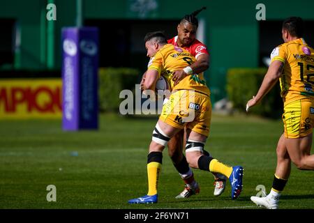 Monigo Stadium, Treviso, Italien. April 2021. Sebastian Negri (Benetton Treviso) von Sam Vaka (Agen) während Benetton Treviso gegen SUA LG Agen, Rugby Challenge Cup - Foto Ettore Griffoni/LM Credit: LiveMedia/Alamy Live News Stockfoto