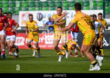 Monigo Stadium, Treviso, Italien. April 2021. Paolo Garbisi (Benetton Treviso) übergibt den Ball an Marco Zanon (Benetton Treviso) während Benetton Treviso gegen SUA LG Agen, Rugby Challenge Cup - Foto Ettore Griffoni/LM Credit: LiveMedia/Alamy Live News Stockfoto
