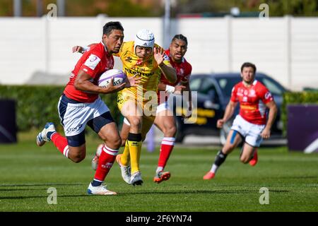 Monigo Stadium, Treviso, Italien. April 2021. Jean-Marcellin Buttin (Agen) in Angriff genommen von Ignacio Brex (Benetton Treviso) während Benetton Treviso gegen SUA LG Agen, Rugby Challenge Cup - Foto Ettore Griffoni/LM Credit: LiveMedia/Alamy Live News Stockfoto