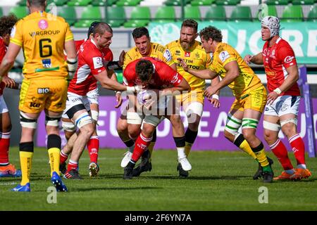 Monigo Stadium, Treviso, Italien. April 2021. Victor Moreaux (Agen) von Marco Zanon (Benetton Treviso) während Benetton Treviso gegen SUA LG Agen, Rugby Challenge Cup - Foto Ettore Griffoni/LM Credit: LiveMedia/Alamy Live News Stockfoto