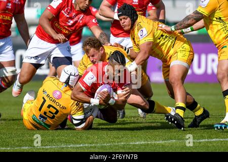 Monigo Stadium, Treviso, Italien. April 2021. Sam Vaka (Agen) wurde von Ignacio Brex (Benetton Treviso) und Tomas Baravalle (Benetton Treviso) während Benetton Treviso gegen SUA LG Agen, Rugby Challenge Cup, angegangen - Foto Ettore Griffoni/LM Credit: LiveMedia/Alamy Live News Stockfoto